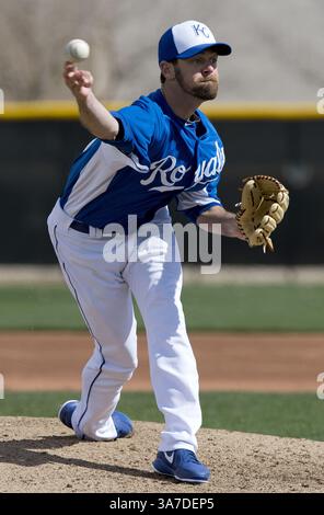 20. Februar 2013 - Surprise, AZ, USA - Kansas City Royals Pitcher Louis Coleman wirft während eines Intrasquad-Spiels im Frühjahr am Mittwoch, den 20. Februar 2013, in Surprise, Arizona. (Kreditbild: © John Sleezer/MCT/ZUMAPRESS.com) Stockfoto
