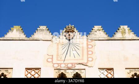 Antike Sonnenuhr auf einer Mauer im Patio de los Naranjos, Teil der Kathedrale von Sevilla. Stockfoto