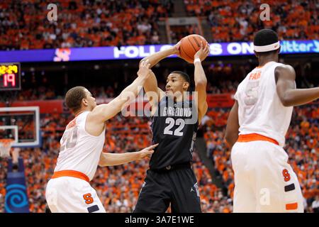 Februar 2013 - Syracuse, New York, USA - Georgetown Stürmer, OTTO PORTER, JR. #22, sieht in der ersten Hälfte aus. (Kreditbild: © Andrew Renneisen/ZUMAPRESS.com) Stockfoto