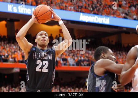 Februar 2013 - Syracuse, New York, USA - Georgetown Stürmer, OTTO PORTER, JR. #22, macht einen Sprungschuss in der ersten Hälfte. (Kreditbild: © Andrew Renneisen/ZUMAPRESS.com) Stockfoto