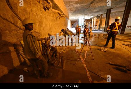 NEW DELHI, INDIEN – 03. APRIL: Arbeiter, die am Mittwoch, den 03. April 2013, in der zweiten Phase der Tunnelarbeiten für die U-Bahn-Station Janpath in Neu-Delhi arbeiten. (Kreditbild: © India Today/ZUMAPRESS.com) Stockfoto