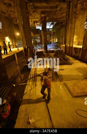 NEW DELHI, INDIEN - 3. APRIL: DMRC beginnt am Mittwoch, dem 03. April 2013, mit der zweiten Phase der Tunnelbauarbeiten für die U-Bahn-Station Janpath in Neu-Delhi. (Kreditbild: © India Today/ZUMAPRESS.com) Stockfoto
