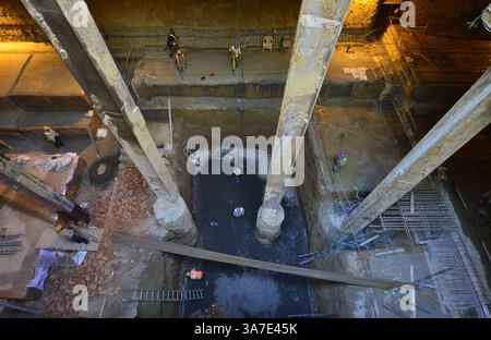 NEW DELHI, INDIEN - 3. APRIL: DMRC beginnt am Mittwoch, dem 03. April 2013, mit der zweiten Phase der Tunnelbauarbeiten für die U-Bahn-Station Janpath in Neu-Delhi. (Kreditbild: © India Today/ZUMAPRESS.com) Stockfoto
