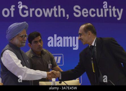 NEW DELHI, INDIEN - 3. APRIL: Premierminister Manmohan Singh mit dem Präsidenten der indischen Industrie (CII) Adi Godrej auf der CII-Nationalkonferenz und Jahrestagung am 3. April 2013 in Neu Delhi. (Foto: Pankaj Nangia/India Today Group) *** Lokaler Bildtitel *** Manmohan Singh;Adi Godrej (Kreditbild: © India Today/ZUMAPRESS.com) Stockfoto