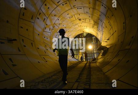 NEW DELHI, INDIEN - 3. APRIL: DMRC beginnt am Mittwoch, dem 03. April 2013, mit der zweiten Phase der Tunnelbauarbeiten für die U-Bahn-Station Janpath in Neu-Delhi. (Kreditbild: © India Today/ZUMAPRESS.com) Stockfoto