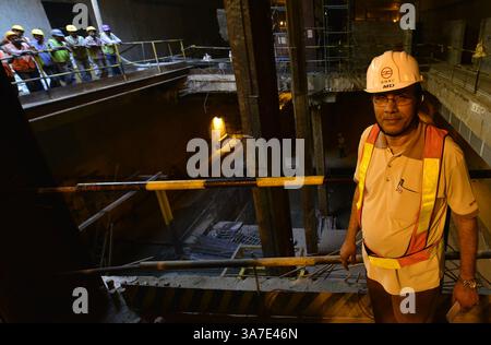 NEW DELHI, INDIEN - 3. APRIL: DMRC beginnt am Mittwoch, dem 03. April 2013, mit der zweiten Phase der Tunnelbauarbeiten für die U-Bahn-Station Janpath in Neu-Delhi. (Kreditbild: © India Today/ZUMAPRESS.com) Stockfoto