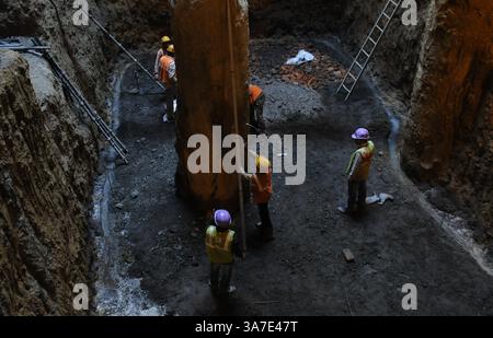 NEW DELHI, INDIEN – 03. APRIL: Arbeiter, die am Mittwoch, den 03. April 2013, in der zweiten Phase der Tunnelarbeiten für die U-Bahn-Station Janpath in Neu-Delhi arbeiten. (Kreditbild: © India Today/ZUMAPRESS.com) Stockfoto