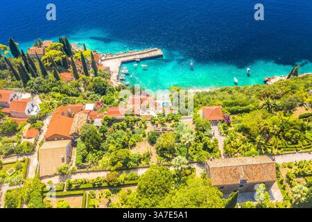 Ein atemberaubender Blick aus der Luft auf die malerische Küste und den unberührten Strand in Trsteno in der Nähe von Dubrovnik, Kroatien, mit kristallklarem Adria-Wasser Stockfoto