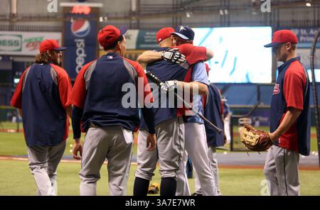 5. April 2013: St. Petersburg, FL, USA – die Tampa Bay Rays Shelley Duncan, Mitte rechts, begrüßt Spieler der Cleveland Indians während des Schlagtrainings auf dem Tropicana Field in St. Petersburg, Florida, Freitag, 5. April 2013. (Kreditbild: © Chris Zuppa/MCT/ZUMAPRESS.com) Stockfoto