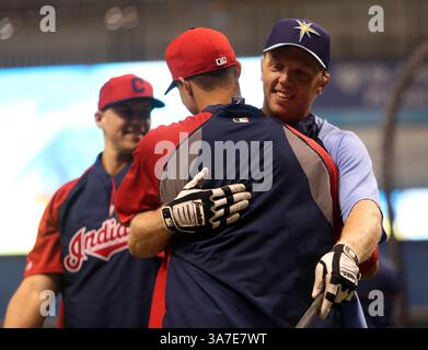 5. April 2013: St. Petersburg, FL, USA – die Tampa Bay Rays Shelley Duncan, rechts, begrüßt Spieler der Cleveland Indians beim Schlagtraining auf dem Tropicana Field in St. Petersburg, Florida, Freitag, 5. April 2013. (Kreditbild: © Chris Zuppa/MCT/ZUMAPRESS.com) Stockfoto