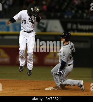 5. April 2013 – Chicago, IL, USA – Brendan Ryan, rechts, stiehlt die Seattle Mariners die zweite Basis unter einem hohen Wurf an Alexei Ramirez der Chicago White Sox im dritten Inning im U.S. Cellular Field in Chicago, Illinois, Freitag, 5. April 2013. (Kreditbild: © Abel Uribe/MCT/ZUMAPRESS.com) Stockfoto