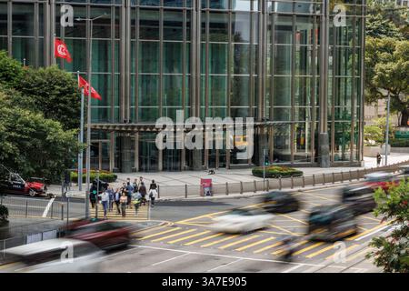 Hongkong, China. März 2025. Außerhalb des Zentrums von Cheung Kong, Hauptquartier von CK Hutchison Holdings in Hongkong. Am 26. März 2025 verstärkte Peking den Druck auf CK Hutchison wegen des Verkaufs von 23 Milliarden Dollar an Hafenanlagen im Panamakanal und warnte staatliche Firmen, die Geschäfte mit Li Ka-shing's Geschäftsimperium einzustellen. Trotz der Spannungen plant CK Hutchison, die Vereinbarung bis zum 2. April abzuschließen, wodurch die Kontrolle über die wichtigsten maritimen Infrastrukturen verlagert und geopolitische Bedenken angeheizt werden. Quelle: SOPA Images Limited/Alamy Live News Stockfoto