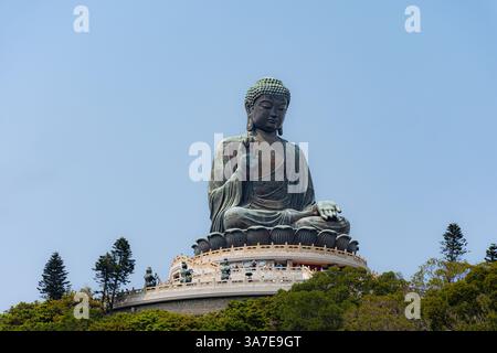 Tian Tan Buddha saß auf dem grünen Hügel, Hongkong Stockfoto