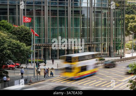 Hongkong, China. März 2025. Außerhalb des Zentrums von Cheung Kong, Hauptquartier von CK Hutchison Holdings in Hongkong. Am 26. März 2025 verstärkte Peking den Druck auf CK Hutchison wegen des Verkaufs von 23 Milliarden Dollar an Hafenanlagen im Panamakanal und warnte staatliche Firmen, die Geschäfte mit Li Ka-shing's Geschäftsimperium einzustellen. Trotz der Spannungen plant CK Hutchison, die Vereinbarung bis zum 2. April abzuschließen, wodurch die Kontrolle über die wichtigsten maritimen Infrastrukturen verlagert und geopolitische Bedenken angeheizt werden. Quelle: SOPA Images Limited/Alamy Live News Stockfoto