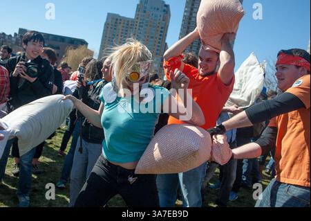 April 2013 – Cambridge, Massachusetts, USA – Hunderte von Teilnehmern versammelten sich im North Point Park außerhalb von Boston in Cambridge, Massachusetts zum 7. Jährlichen Internationalen Pillow Fight Day (Foto: © Jeremiah Robinson/ZUMAPRESS.com) Stockfoto