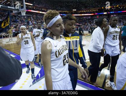 7. April 2013 – New Orleans, LA, USA – die kalifornische Layshia Clarendon (23) verlässt das Spielfeld nach der 64-57 Niederlage ihres Teams gegen Louisville im NCAA-Halbfinalspiel für Frauen am Sonntag, den 7. April 2013 in der New Orleans Arena in New Orleans, Louisiana. (Bild: © D. Ross Cameron/MCT/ZUMAPRESS.com) Stockfoto