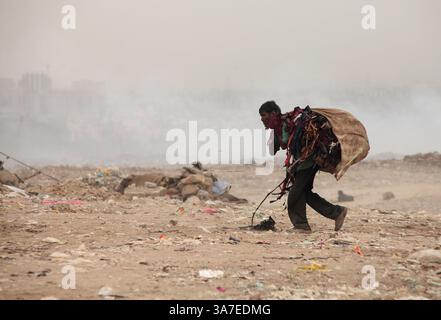 20. April 2012: New Delhi, Neu-Delhi, Indien – schätzungsweise 300.000 Müllsammler, die als Ragpicker bekannt sind, durchwühlen den ungetrennten Müll der Stadt, um Metall und Kunststoff aufzusammeln, die sie an Recyclinganlagen weiterverkaufen. (Bild: © Chinky Shukla/ZUMAPRESS.com) Stockfoto
