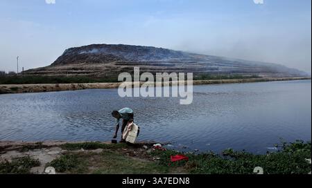 20. April 2012 – Neu-Delhi, Neu-Delhi, Indien – die Deponie Ghazipur befindet sich neben dem Hindon-Kanal, der Wasser in die umliegenden Gebiete liefert. (Bild: © Chinky Shukla/ZUMAPRESS.com) Stockfoto