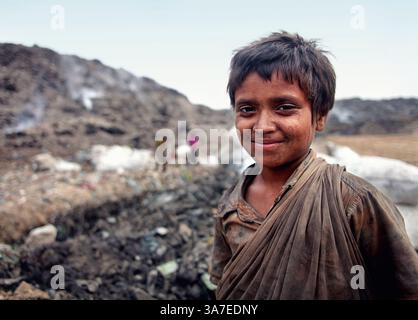 20. April 2012 – Neu-Delhi, Neu-Delhi, Indien – Bano kumari, 8 Jahre alt, hilft ihren Eltern beim Sammeln von Wertstoffen auf der Deponie. Sie wurde in der Mülltonne geboren und wuchs auf. (Bild: © Chinky Shukla/ZUMAPRESS.com) Stockfoto