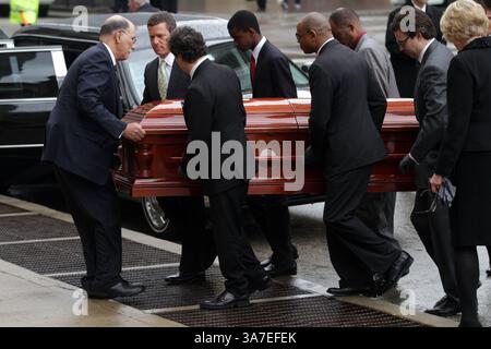 8. April 2013 – Chicago, IL, USA – USA – Sargträger tragen Roger Eberts Sarg zu seiner Beerdigung am 8. April 2013 in die Holy Name Cathedral in Chicago, Illinois. (Kreditbild: © Michael Tercha/MCT/ZUMAPRESS.com) Stockfoto