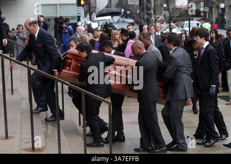 8. April 2013 – Chicago, IL, USA – USA – Sargträger tragen Roger Eberts Sarg zu seiner Beerdigung am 8. April 2013 in die Holy Name Cathedral in Chicago, Illinois. (Kreditbild: © Michael Tercha/MCT/ZUMAPRESS.com) Stockfoto