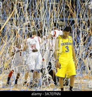 8. April 2013 – Atlanta, Georgia, USA – TREY BURKE (3) von den Michigan Wolverines verlässt das Spielfeld, während Spieler aus Louisville im Georgia Dome einen Sieg bei der NCAA Men's Basketball Championship 82-76 feiern. (Kreditbild: © Travis Heying/MCT/ZUMAPRESS.com) Stockfoto
