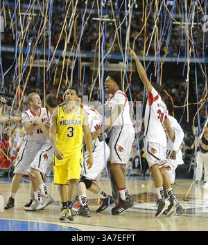 8. April 2013 – Atlanta, GA, USA – Trey Burke (3) von den Michigan Wolverines verlässt das Spielfeld, als Louisville am Montag, 8. April 2013 in Atlanta, Georgia, den Sieg bei der NCAA Men's Basketball Championship 82-76 feiert. (Kreditbild: © Travis Heying/MCT/ZUMAPRESS.com) Stockfoto