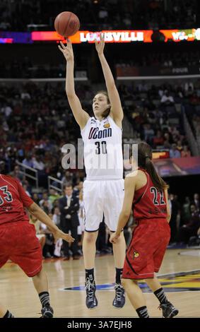 9. April 2013 – New Orleans, LA, USA – Breanna Stewart (30) aus Connecticut schießt in der ersten Halbzeit gegen Louisville im NCAA-Turnier der Frauen in der New Orleans Arena in New Orleans, Louisiana, Dienstag, 9. April 2013. UConn gewann mit 93:60, als Stewart in der ersten Halbzeit 18 ihrer 23 Punkte erzielte. (Kreditbild: © Cloe Poisson/MCT/ZUMAPRESS.com) Stockfoto