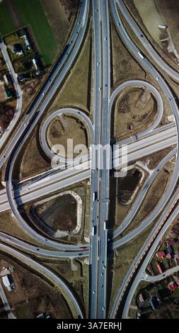 Luftaufnahme Verkehrsknotenpunkt Straße mit grünem Baum Parkwagen Bewegung Sonnenuntergangslicht, Fahrzeug auf Straße Stockfoto