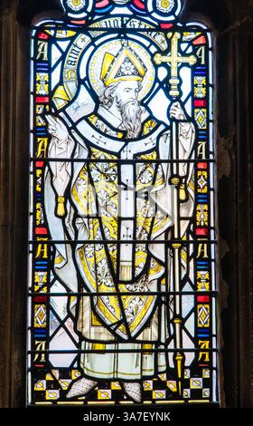Buntglasmalerei, die den hl. Augustinus darstellt, der im 7. Jahrhundert im Auftrag von Papst Gregor dem Großen von Rom nach England kam. Bristol Cathedral England Großbritannien Stockfoto