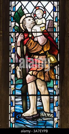 Buntglas, das den Heiligen Christopher mit einem Kind zeigt, das sich als Christus offenbart, als sie einen Fluss überquerten Bristol Cathedral England UK. März 202 Stockfoto