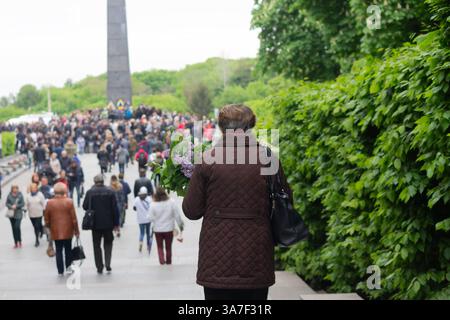 Kiew, Ukraine - 9. Mai 2019: Menschen tragen Blumen zum Denkmal für Soldaten, die im Zweiten Weltkrieg am Tag der A-Feier gestorben sind Stockfoto