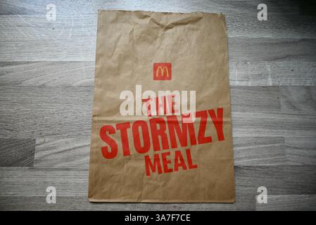 Eine macdonalds Stormzy Meal Brown Papiertüte in london england großbritannien Stockfoto