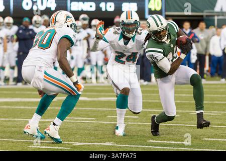 28. Oktober 2012: Der New York Jets Wide Receiver Clyde Gates (19) läuft mit dem Ball nach dem Fang mit Miami Dolphins Cornerback Sean Smith (24) und Chris Clemons (30), der ihn während des NFL-Spiels zwischen den Miami Dolphins und den New York Jets im MetLife Stadium in East Rutherford, New Jersey bewacht. Die Miami Dolphins Beat the New York Jets, 30-9. (Bild: © Chris Szagola/Cal Sport Media/ZUMAPRESS.com) Stockfoto
