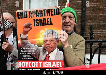 LONDON, GROSSBRITANNIEN. März 2025. Demonstranten sagen Jonathan Reynolds, er solle Israel sofort nicht mehr bewaffnen. Als Wirtschaftsminister erteilt Jonathan Reynolds Lizenzen für weitere Waffenexporte nach Israel trotz des anhaltenden Völkermords an den Palästinensern. Die Weigerung, den Export von Teilen für F-35-Kampfflugzeuge zu stoppen, ist eine Entscheidung, die vor Gericht im Mai vor Chatham House in London angefochten wird. (Foto von 李世惠/siehe Li/Picture Capital) Credit: Siehe Li/Picture Capital/Alamy Live News Stockfoto