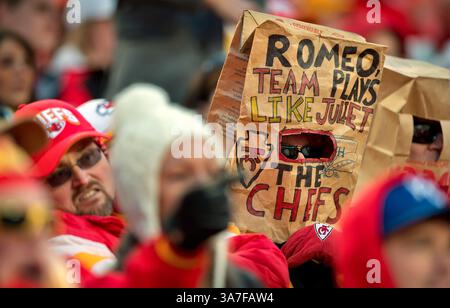 28. Oktober 2012 – Kansas City, MO, USA – Fans der Kansas City Chiefs greifen nach der Niederlage des Teams gegen die Oakland Raiders 26-16 im Arrowhead Stadium in Kansas City, Missouri, am Sonntag, 28. Oktober 2012 auf Papiertüten zu. (Bild: © David Eulitt/MCT/ZUMAPRESS.com) Stockfoto