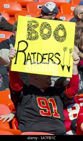 28. Oktober 2012 – Kansas City, MO, USA – Ein Fan der Kansas City Chiefs zeigt seinen Unmut über die Oakland Raiders während des Spiels im Arrowhead Stadium in Kansas City, Missouri, Sonntag, 28. Oktober 2012. Die Raiders besiegten die Chiefs mit 26:16. (Kreditbild: © John Sleezer/MCT/ZUMAPRESS.com) Stockfoto