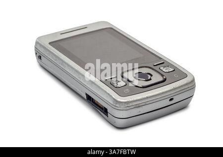 Altes Flip-Handy in geöffneter Position auf weißem Hintergrund für nostalgische Anzeige Stockfoto
