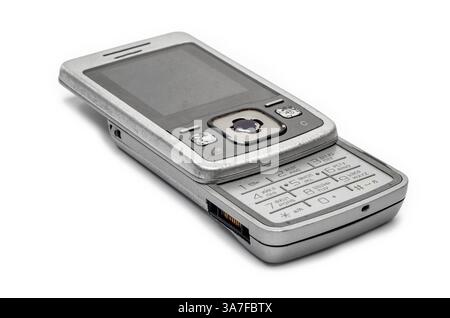 Vintage-Handy mit offenem Klappverschluss und Tastatur auf weißem Hintergrund für Retro-Technik Stockfoto