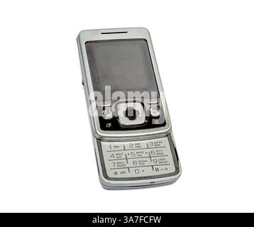 Altes Flip-Handy mit physischer Tastatur auf weißem Hintergrund für Nostalgie Stockfoto