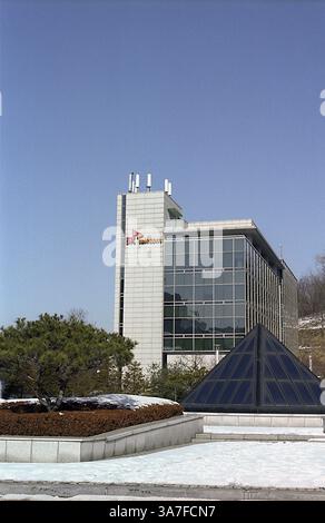 DATEI – der südkoreanische Technologieanbieter SK C&C Co. Wird mit Vodafone Group Plc (VOD) zusammenarbeiten, um einen Zahlungsdienst für Mobiltelefone einzuführen, da beide Unternehmen versuchen, digitale Transaktionen nach Bedarf zu nutzen. FOTO: 19. Februar 2010 – Seoul, Südkorea – das SK Labs Mobile Device Test Center wurde im Juli 2009 an der Seoul National University eröffnet, um Entwicklern bei der Entwicklung mobiler Inhalte und Anwendungen eine Testinfrastruktur für mobile Geräte und spezialisierte Technologieberatung anzubieten. Es beherbergt 18 Testräume und etwa tausend mobile Geräte, und es gibt auch etwa 17 Technolog Stockfoto