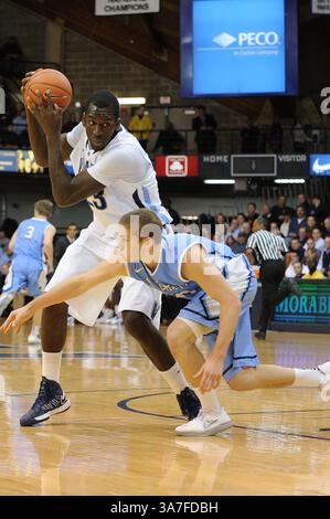 20. November 2012: Villanova, Pennsylvania, USA - Villanova Wildcats Stürmer DANIEL OCHEFU (23) mit dem Ballin ein Spiel, das im Paviilion Villanova gespielt wird. Pennsylvania Villanova führt Columbia mit einer Punktzahl von 26-22. (Bild: © Michael McAtee/ZUMAPRESS.com) Stockfoto