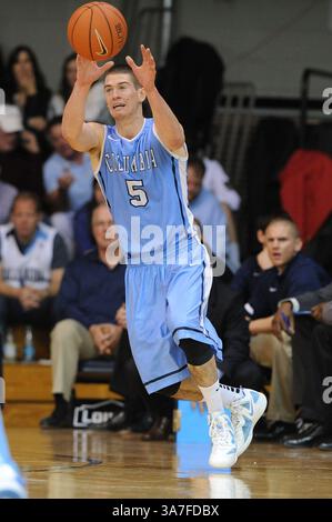 November 2012 - Villanova, Pennsylvania, USA - Columbia Lions Wächter STEVE FRANKOSKI (5) erhält einen Pass. In einem Spiel, das im Paviilion Villanova gespielt wird. Pennsylvania Villanova führt Columbia mit einer Punktzahl von 26-22. (Bild: © Michael McAtee/ZUMAPRESS.com) Stockfoto