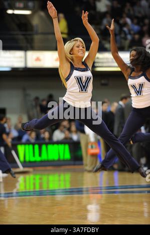 20. November 2012 - Villanova, Pennsylvania, USA - Ein Mitglied des Tanzteams Vilanova in einem Spiel im Paviilion Villanova. Pennsylvania Villanova führt Columbia mit einer Punktzahl von 26-22. (Bild: © Michael McAtee/ZUMAPRESS.com) Stockfoto
