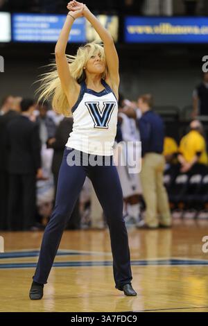 20. November 2012: Villanova, Pennsylvania, USA - Mitglied des Tanzteams Vilanova bei einem Spiel im Paviilion Villanova. Pennsylvania Villanova führt Columbia mit einer Punktzahl von 26-22. (Bild: © Michael McAtee/ZUMAPRESS.com) Stockfoto