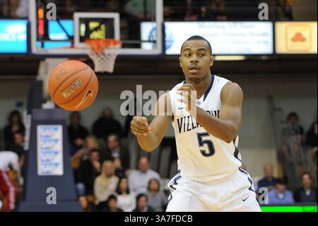 20. November 2012: Villanova, Pennsylvania, USA - der Wachmann der Villanova Wildcats TONY CHENNAULT (5) übergibt den Ball. In einem Spiel, das im Paviilion Villanova gespielt wird. Pennsylvania Villanova führt Columbia mit einer Punktzahl von 26-22. (Bild: © Michael McAtee/ZUMAPRESS.com) Stockfoto