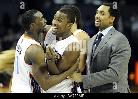 21. November 2012 – Charlotte, NC, USA – die Charlotte Bobcats' Ben Gordon (8) und Gerald Henderson, rechts, umarmen Michael Kidd-Gilchrist (14), als sie 98-97 am Mittwoch, den 21. November 2012, in der Time Warner Cable Arena in Charlotte, North Carolina einen Sieg über die Toronto Raptors feiern. (Bild: © David T. Foster III/MCT/ZUMAPRESS.com) Stockfoto