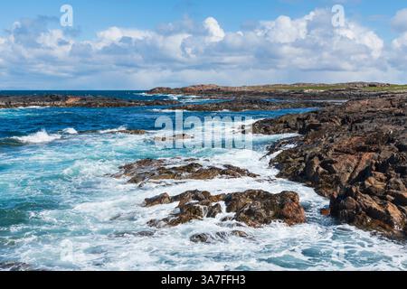 Felsiges Ufer von Creagan Mora, in der Nähe von Vaul, Isle of Tiree, Innere Hebriden, Schottland Stockfoto