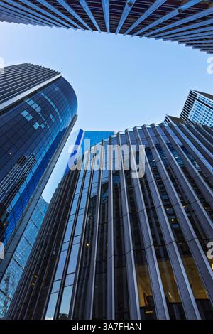 Blick auf futuristische Glasbürotürme in der Skyline von Urban, London Stockfoto