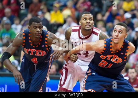 22. November 2012: Romero Osby (24) wird von UTEP Miners Guard/Forward Julian Washburn (4) und dem UTEP Miners Center John Bohannon (21) während der Action im Old Spice Classic zwischen den UTEP Miners und den Oklahoma Sooners ausgeboxt. Oklahoma besiegte UTEP 68-61 bei der ESPN Wide World of Sports in Lake Buena Vista, FL. (Bild: © Romeo Guzman/Cal Sport Media/ZUMAPRESS.com) Stockfoto
